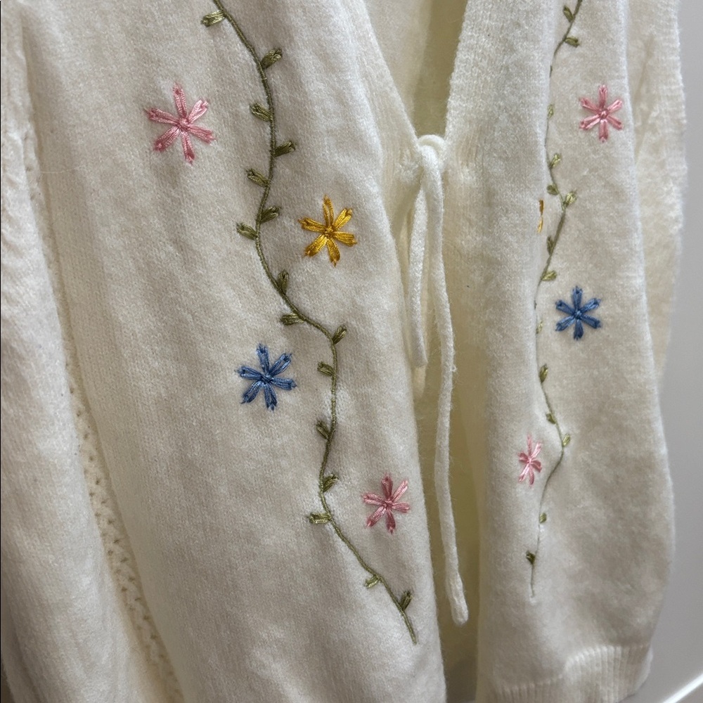 SHEIN Cream V-Neck Tie-Front Sweater Vest with Embroidered Flowers - Picture 3 of 5